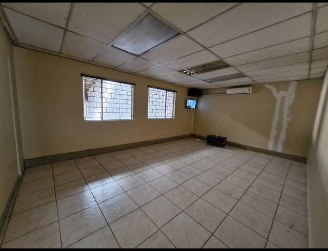 950M² FACTORY TO LET IN JET PARK